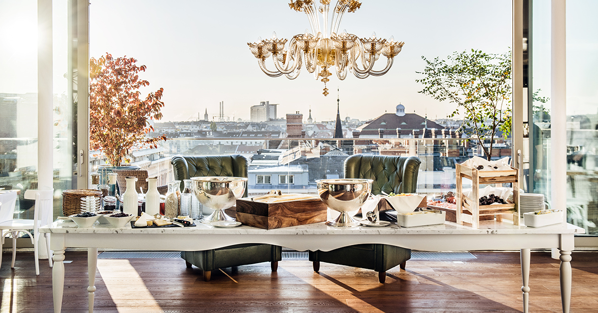 Raum mit Tisch und 2 Sessel Wien